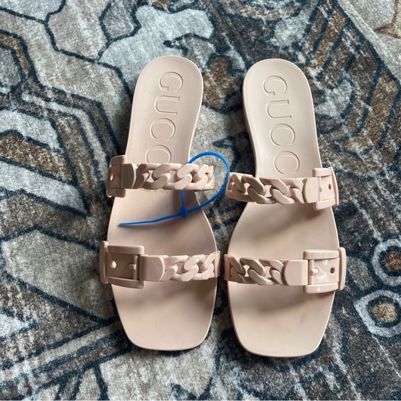 Gucci GG Light Pink Rubber Buckle Chain Link Sandals Slip On - Picture 1 of 7